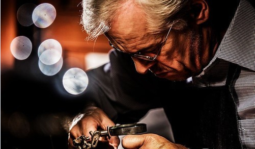 沛纳海手表多长时间保养一次（沛纳海磕碰损伤）